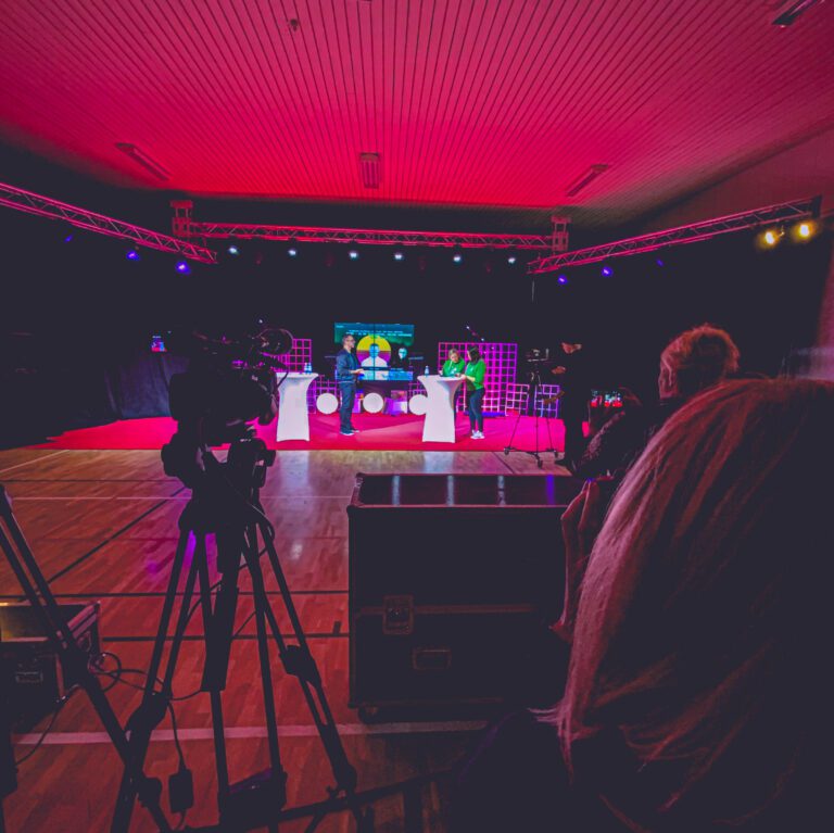 Asiakkaan toiveiden mukaan toteutettu stream tapahtuman studio