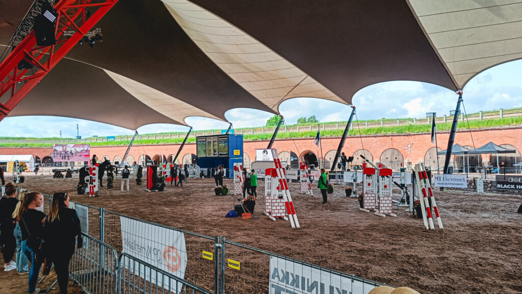 Hevoset Bastionissa ratsastuskenttä