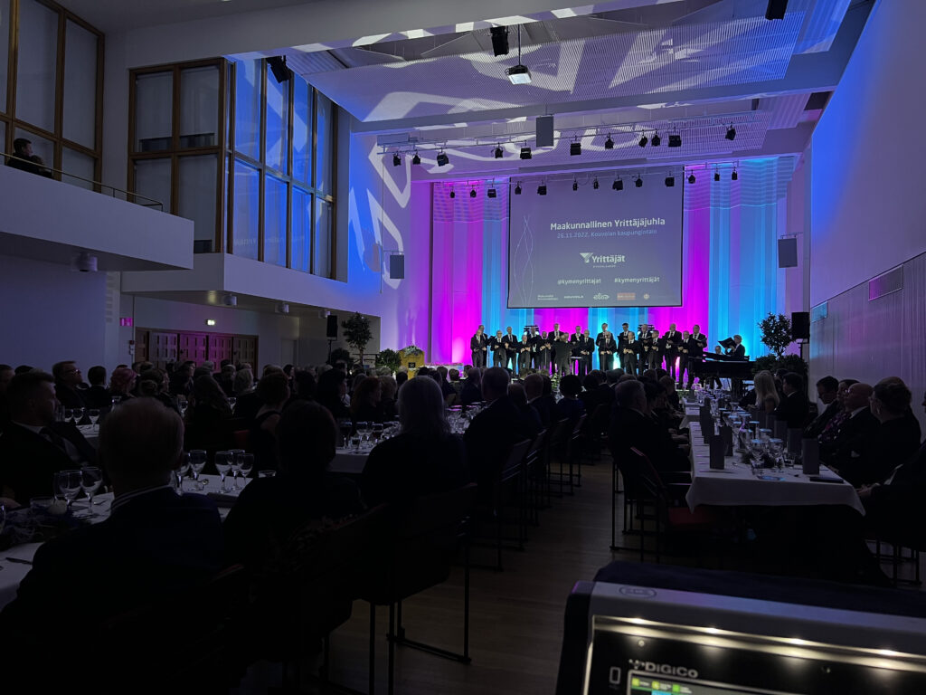 Maakunnallisesssa yrittäjäjuhlassa esiintyi kuoro, tila oli valaistu