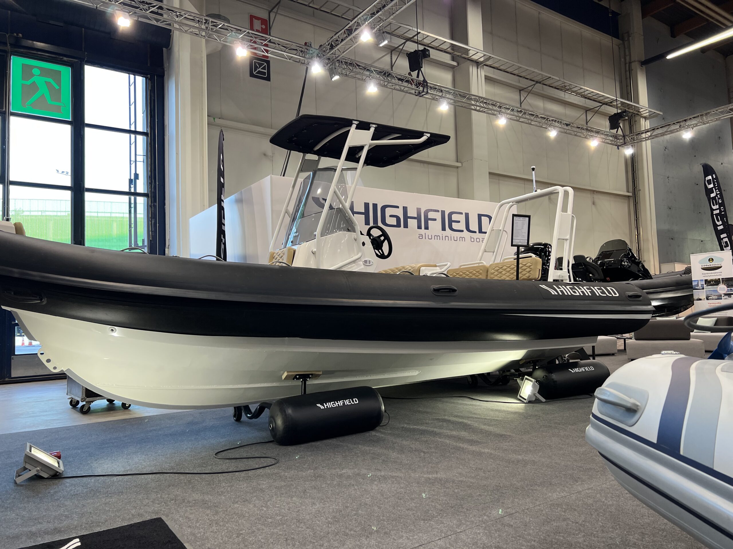 Osastolla oli useita eri kokoisia Highfield Boatsin veneitä