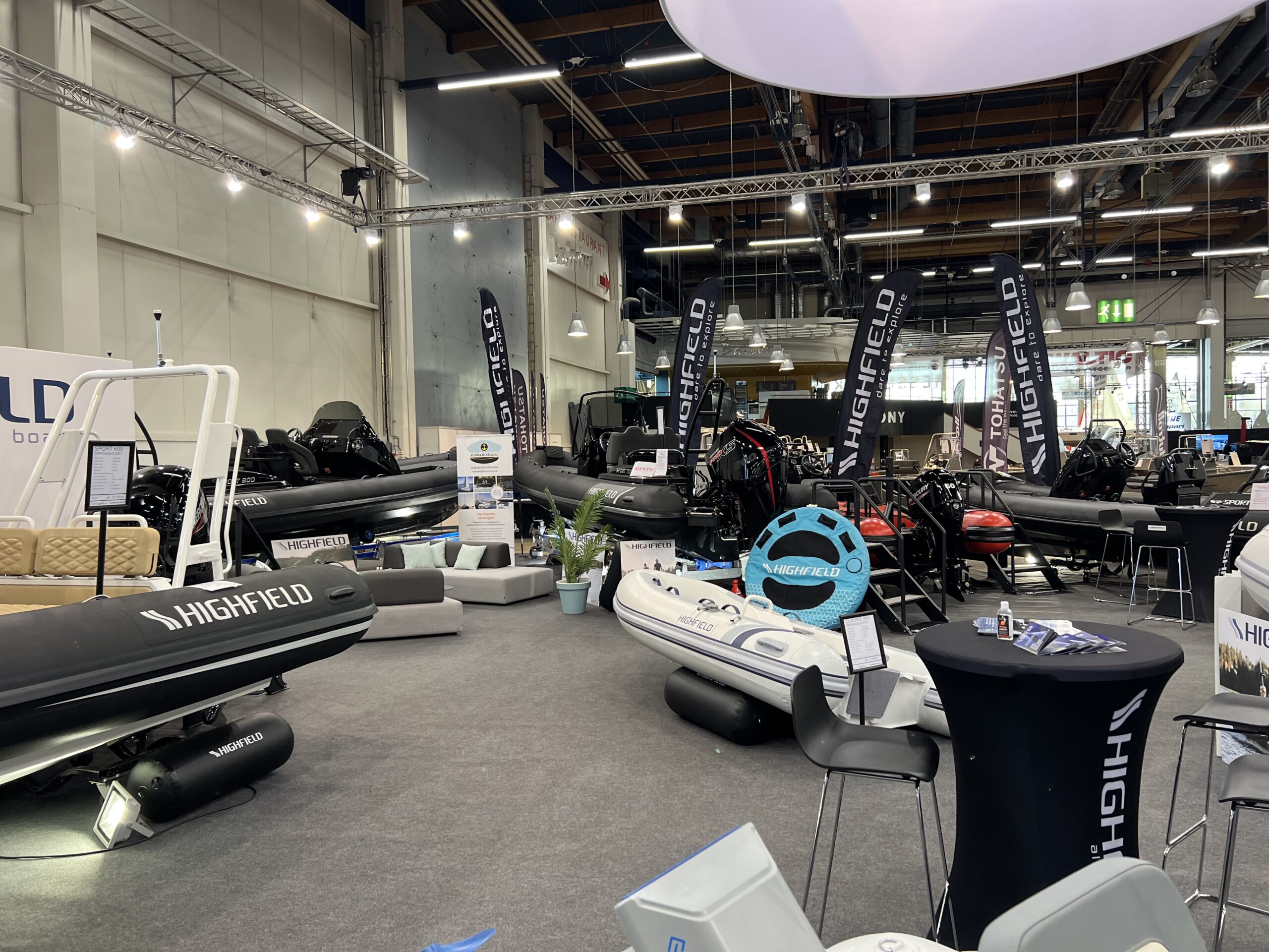 Osastolle toteuettiin iso trussirakenne, josta ripustettiin valot sekä banderolleja