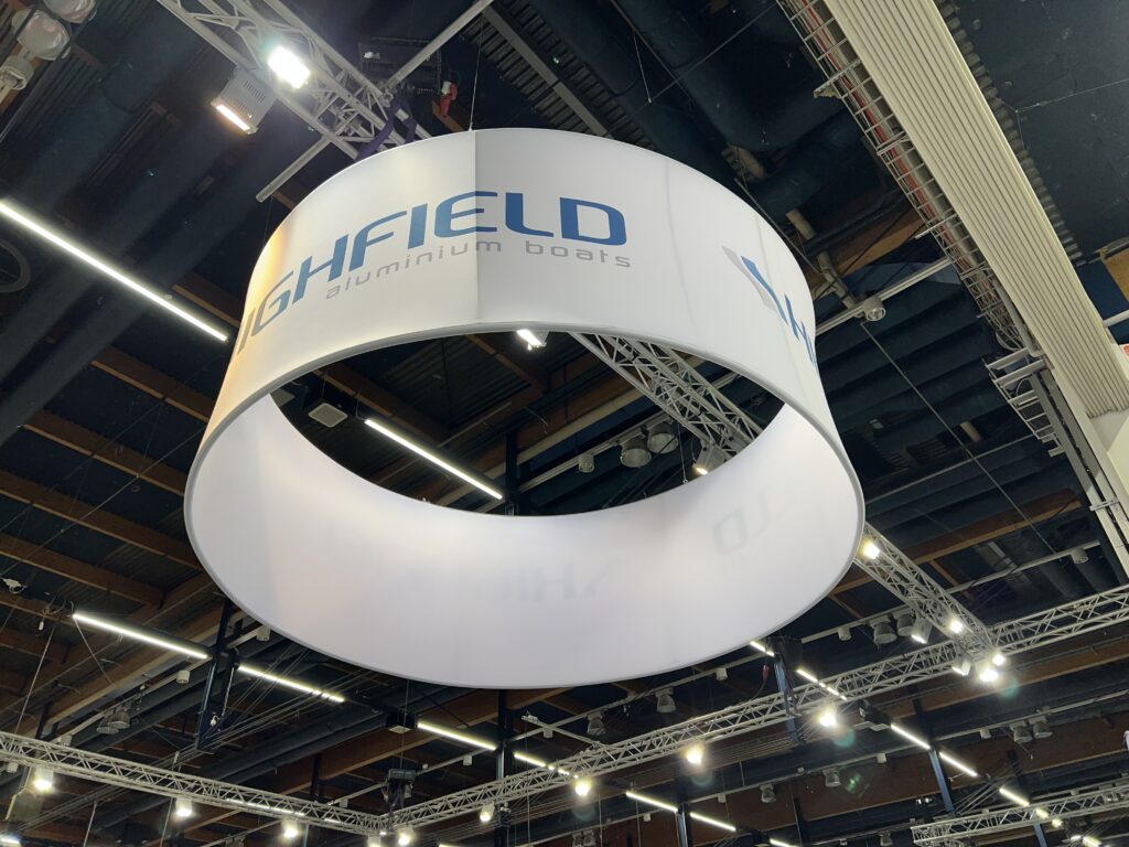 Roikkuva messurakenne Venemessuilla 2023