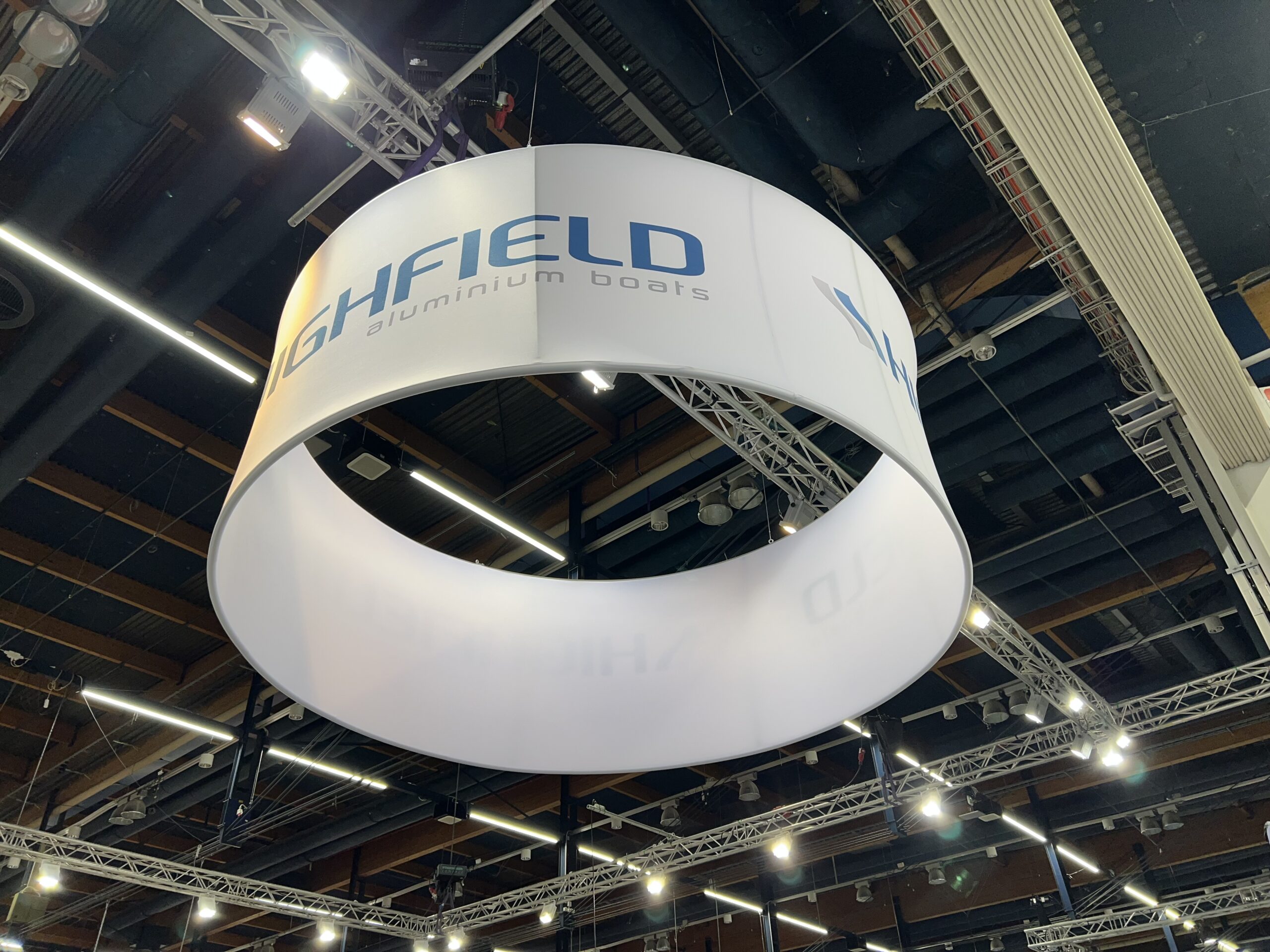 Roikkuva messurakenne Venemessuilla 2023