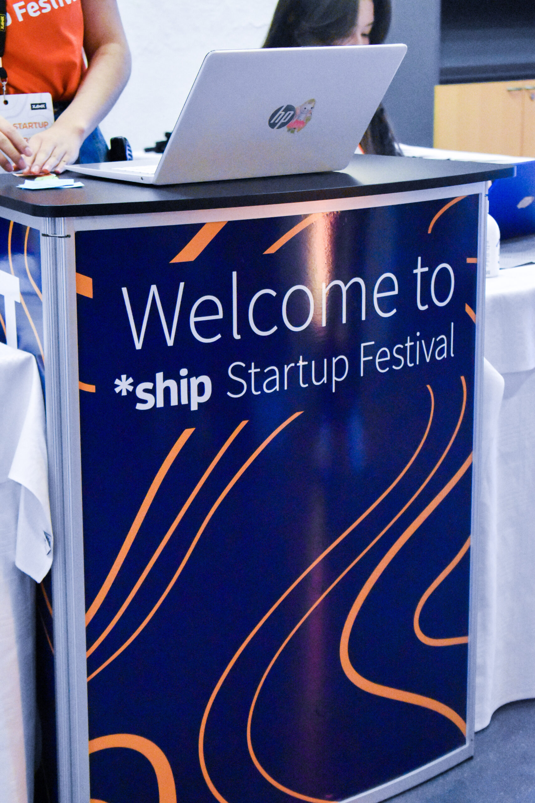 Messupöytä brändätyllä teipillä