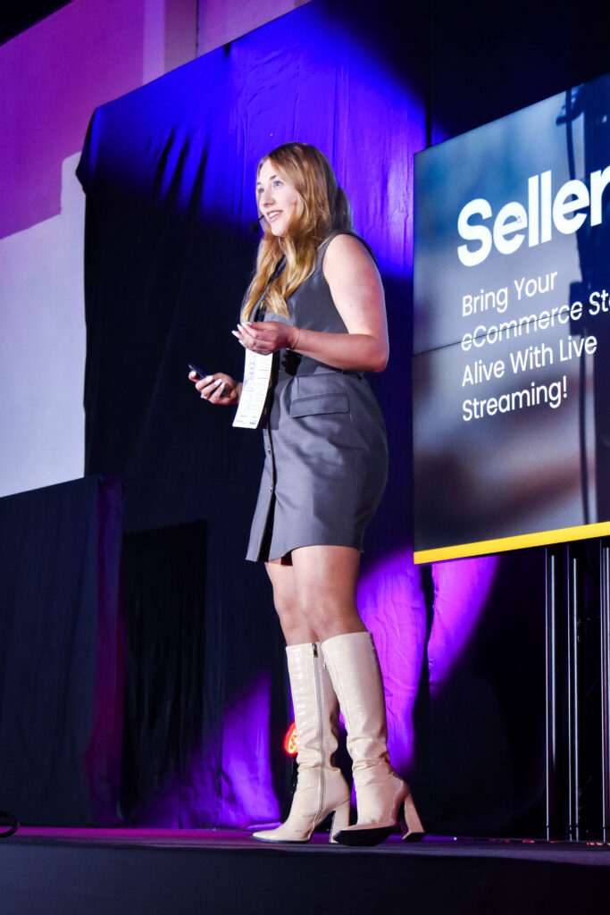 Sanni Salokangas pitchaamassa *ship Startup Festivaalilla