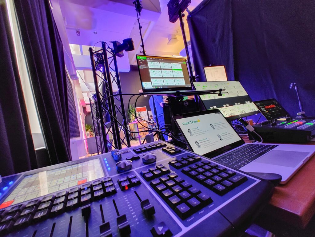 Tapahtuman tekninen piste lavan sivussa