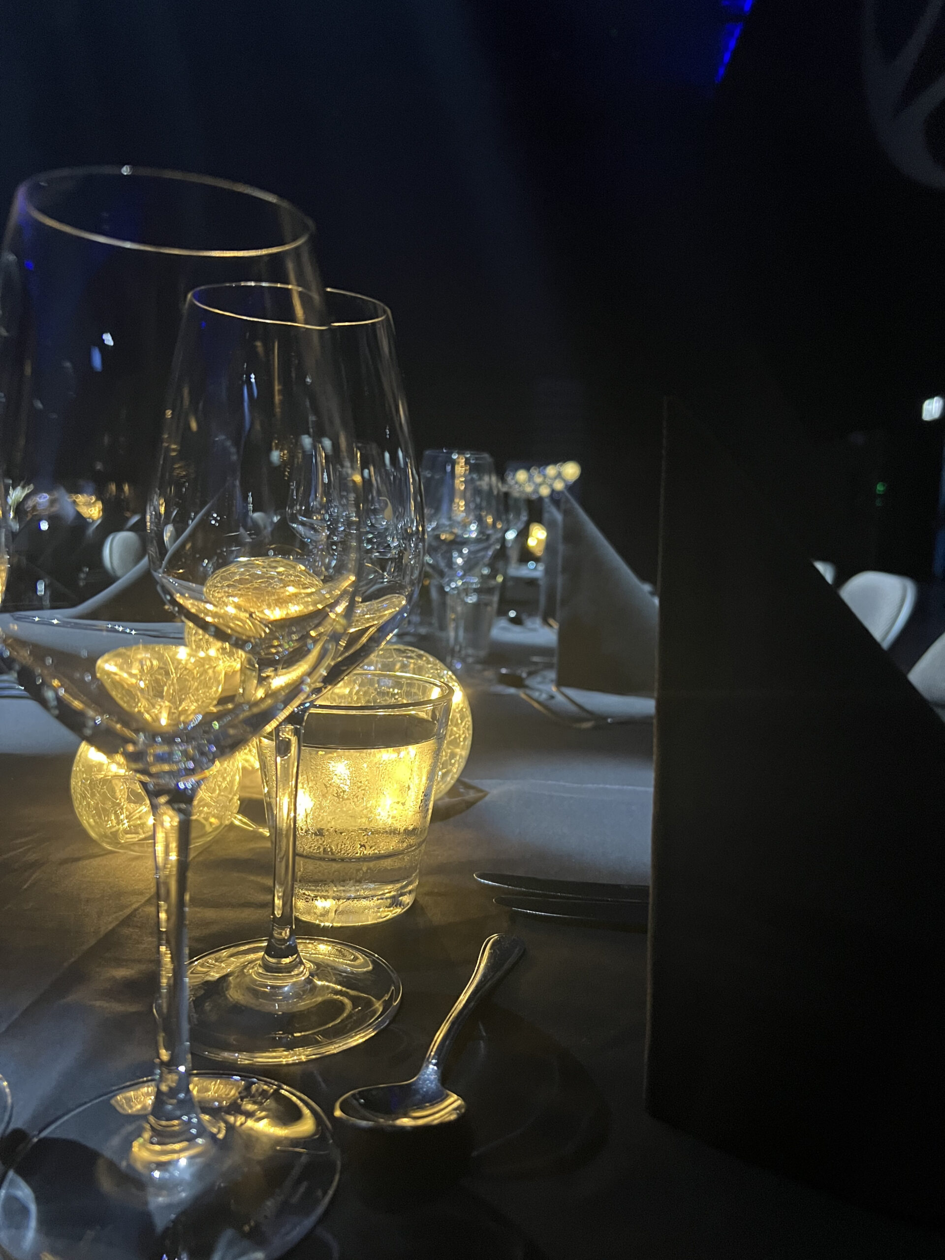 Kotkan Energian 30-vuotisjuhlien pöytäkoristeet