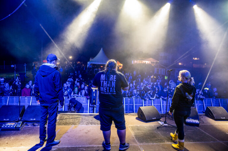 East Coast Events tiimi Dark River Festivaalin lavalla